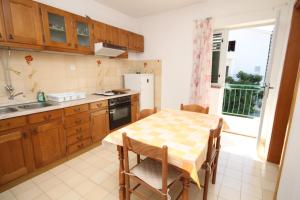 Η κουζίνα ή μικρή κουζίνα στο Apartments and rooms with parking space Makarska - 6759 +17 φωτογραφίες