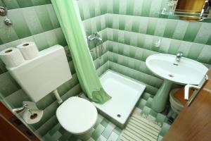 Ένα μπάνιο στο Apartments and rooms with parking space Makarska - 6759