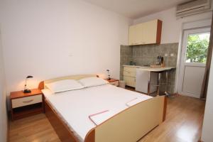 Krevet ili kreveti u jedinici u okviru objekta Apartments with a parking space Makarska - 6696