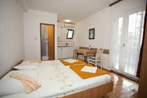 sypialnia z dużym łóżkiem i stołem w obiekcie Apartments with a parking space Baska Voda, Makarska - 6761 w Baskiej Vodzie