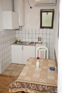 une petite cuisine avec une table et un évier dans l'établissement Apartments with a parking space Baska Voda, Makarska - 6761, à Baška Voda