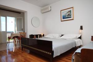 Postel nebo postele na pokoji v ubytování Apartments and rooms with parking space Tucepi, Makarska - 6901