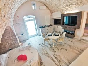 a kitchen and dining room with a table and chairs at Dimora Farina Suites in Ostuni