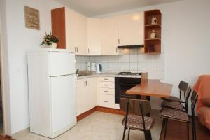 Kuchyň nebo kuchyňský kout v ubytování Apartments with a parking space Brela, Makarska - 6907