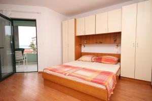 Кровать или кровати в номере Apartments with a parking space Brela, Makarska - 6907