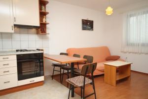 Kuchyň nebo kuchyňský kout v ubytování Apartments with a parking space Brela, Makarska - 6907