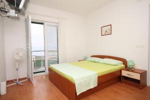 Postel nebo postele na pokoji v ubytování Apartments with a parking space Brela, Makarska - 6907
