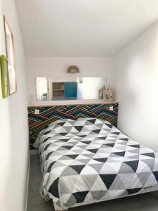 Posteľ alebo postele v izbe v ubytovaní LA PETITE MAISON TAHET, 2 pers avec terrasse