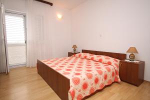 Posteľ alebo postele v izbe v ubytovaní Apartments with a parking space Baska Voda, Makarska - 6762