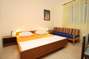 Posteľ alebo postele v izbe v ubytovaní Apartments by the sea Podgora, Makarska - 6836