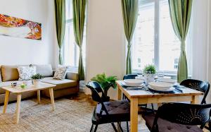 Posedenie v ubytovaní Cozy 2 Bedroom Apartment In Terez Boulevard.