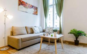 Posedenie v ubytovaní Cozy 2 Bedroom Apartment In Terez Boulevard.