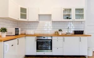 Kuchyňa alebo kuchynka v ubytovaní Cozy 2 Bedroom Apartment In Terez Boulevard.