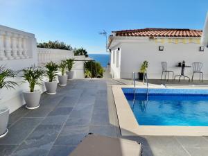 a villa with a swimming pool and a house at Apartamento único en El Sauzal - inolvidable!!! in Sauzal