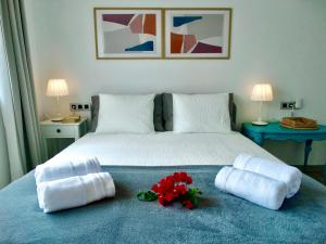 1 dormitorio con 1 cama con 2 almohadas y flores en Apartamento único en El Sauzal - inolvidable!!!, en Sauzal