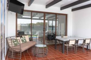 uma sala de jantar com mesa e cadeiras em Villa Sea Breeze Callao em Playa Blanca