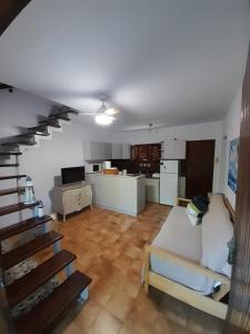 uma sala de estar com um sofá e uma escada em Olympian Chalet em Paralia Katerinis