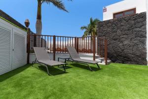 two chairs and a table on a lawn at Villa Sea Breeze Jarea in Playa Blanca