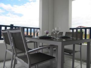 - une table à manger, des chaises et des verres à vin dans l'établissement BIDART CENTRE et PLAGE A PIED, à Bidart