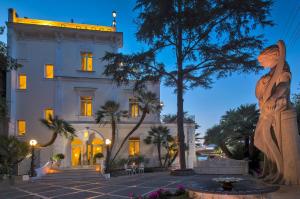 uma estátua em frente a um edifício em Luxury Villa Excelsior Parco em Capri