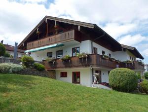 西奥-西布鲁克Truchtling Appartements的带有阳台并种有鲜花的房子