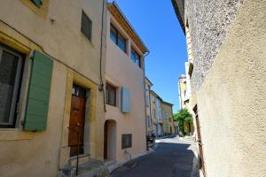 an alley in an old town with buildings at Maison de village au cœur de Lourmarin in Lourmarin