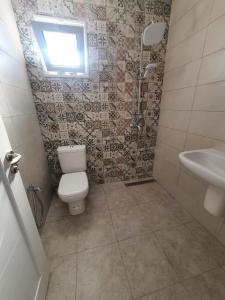 a bathroom with a toilet and a sink at Villa de luxe avec piscine sans vis à vis Midoun in Aghīr