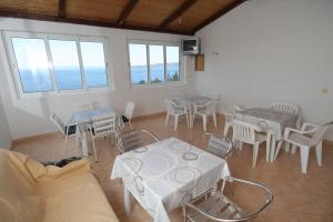 sala de estar con mesas, sillas y ventanas en Apartments and rooms with parking space Brela, Makarska - 6895 en Brela