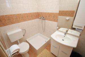 Kúpeľňa v ubytovaní Apartments and rooms with parking space Brela, Makarska - 6895