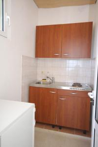 Kuchyňa alebo kuchynka v ubytovaní Apartments and rooms with parking space Brela, Makarska - 6895