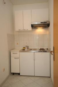 Kuchyňa alebo kuchynka v ubytovaní Apartments and rooms with parking space Brela, Makarska - 6895