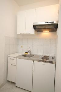 Kuchyňa alebo kuchynka v ubytovaní Apartments and rooms with parking space Brela, Makarska - 6895