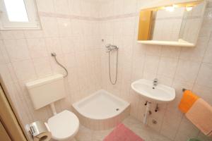 Kúpeľňa v ubytovaní Apartments and rooms with parking space Brela, Makarska - 6895
