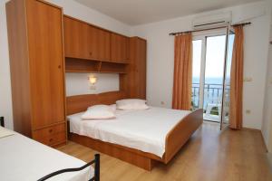 Posteľ alebo postele v izbe v ubytovaní Apartments and rooms with parking space Brela, Makarska - 6895