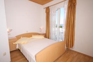 Posteľ alebo postele v izbe v ubytovaní Apartments and rooms with parking space Brela, Makarska - 6895