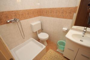 Kúpeľňa v ubytovaní Apartments and rooms with parking space Brela, Makarska - 6895