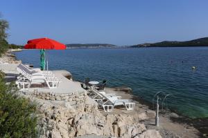 Fotografia z galérie ubytovania Seaside family friendly house with a swimming pool Seget Vranjica, Trogir - 10336 v Seget Vranjici