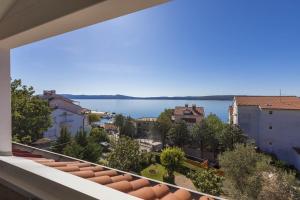 - une vue sur l'eau depuis le balcon d'un bâtiment dans l'établissement Apartments by the sea Selce, Crikvenica - 4802, à Selce