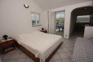 Ένα ή περισσότερα κρεβάτια σε δωμάτιο στο Apartments by the sea Necujam, Solta - 5182