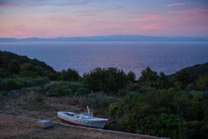 Fotografie z fotogalerie ubytování Secluded holiday house Okljucna, Vis - 15283 v destinaci Komiža