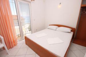 Postel nebo postele na pokoji v ubytování Apartments by the sea Podaca, Makarska - 6745