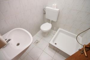 Koupelna v ubytování Apartments by the sea Podaca, Makarska - 6745