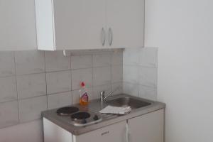 uma cozinha com um lavatório e uma bancada em Apartments by the sea Podaca, Makarska - 6745 em Podaca