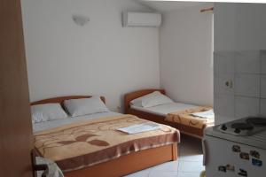 Postel nebo postele na pokoji v ubytování Apartments by the sea Podaca, Makarska - 6745