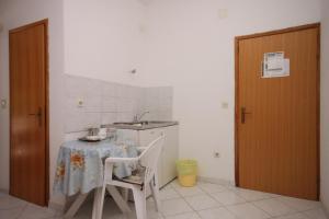 Kuchyň nebo kuchyňský kout v ubytování Apartments by the sea Podaca, Makarska - 6745