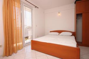 Postel nebo postele na pokoji v ubytování Apartments by the sea Podaca, Makarska - 6745