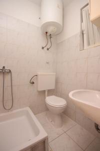 Koupelna v ubytování Apartments by the sea Podaca, Makarska - 6745