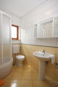 uma casa de banho com um WC e um lavatório em Seaside holiday house Tisno, Murter - 5094 em Tisno