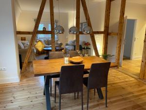 ein Esszimmer mit einem Holztisch und Stühlen in der Unterkunft Schellnhof Forsthaus am Waldrand in Nidda