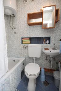 トゥチェピにあるFamily friendly house with a parking space Gornji Tucepi - Podpec, Makarska - 6915のバスルーム(トイレ、洗面台、バスタブ付)